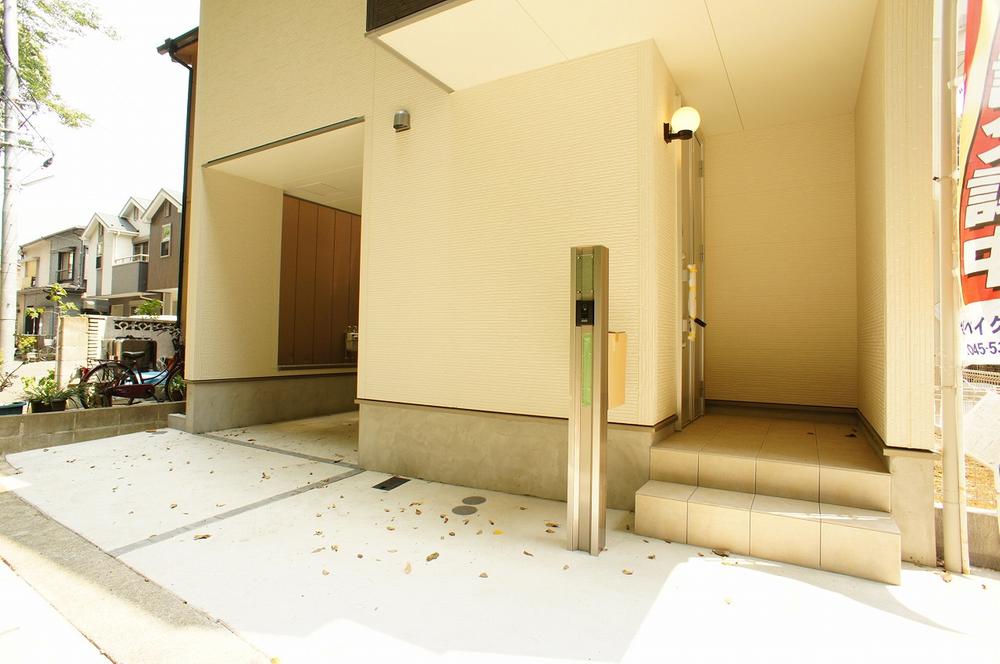 Parking lot. Local (August 2013) Shooting, It is loose and warehousing easy garage. 