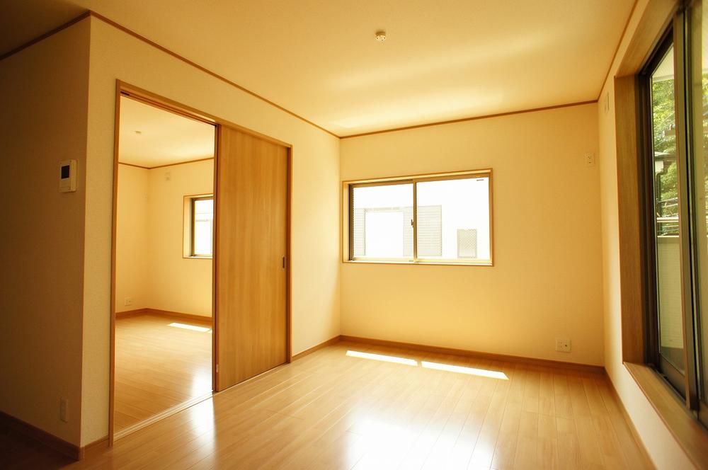 Living. Indoor (11 May 2013) Shooting, Windows are many bright living. 