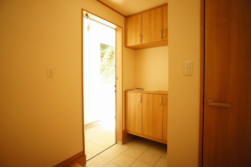 Other introspection. Room (August 2013) Shooting, It is near the entrance. 