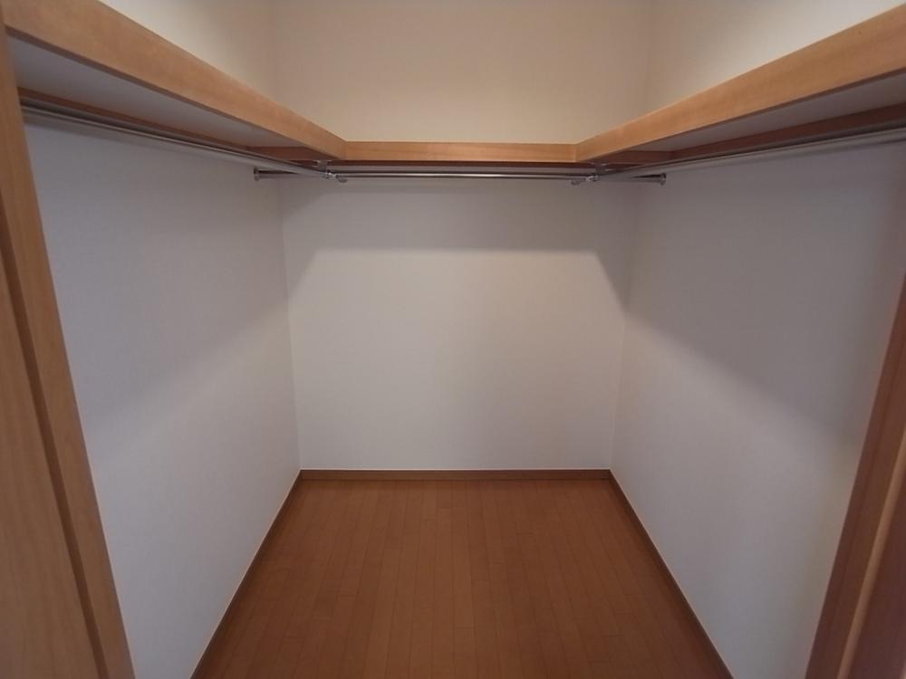 Receipt. Popular walk-in closet is also available in two places!