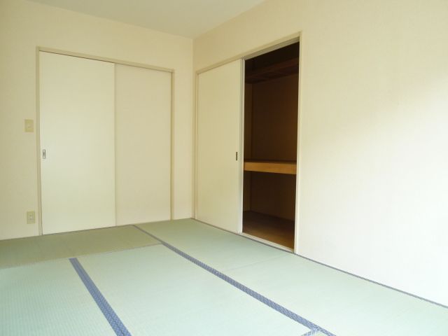 Living and room. It is also good tatami rooms