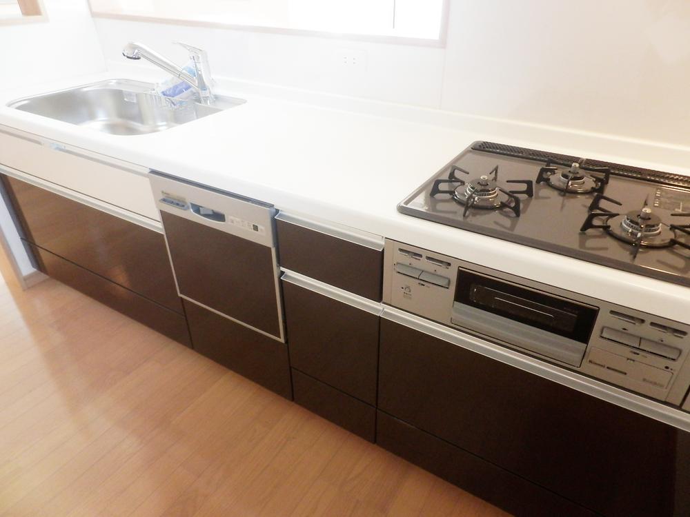Same specifications photo (kitchen). Face-to-face kitchen with a happy tableware washing dryer & water purifier! Widely even cooking space at 3-burner stove, You can comfortably cuisine! (The company specification example)