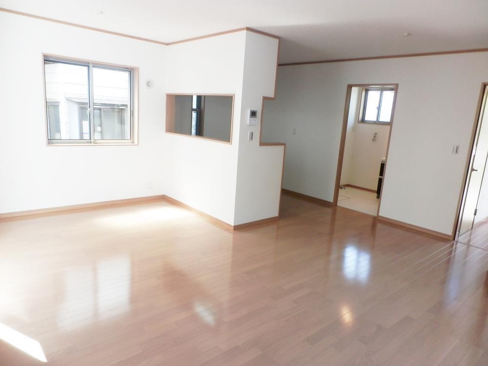 Same specifications photos (living). Currently under construction! Since there is a property that has been completed of the other site you will in a room look. You can guide!