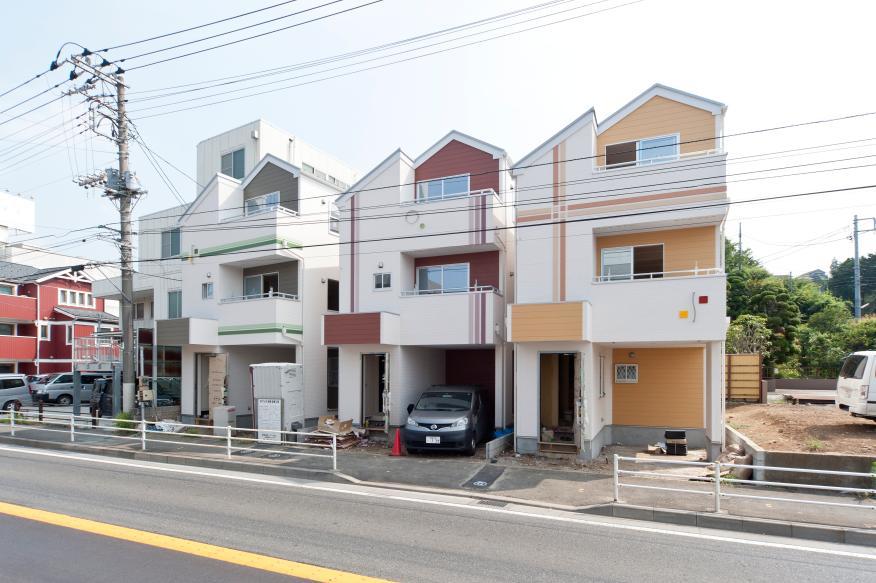 Local appearance photo. Roofing Colonial, Exterior wall siding finish