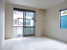 Living and room. Two-sided lighting ・ Air-conditioned Western-style