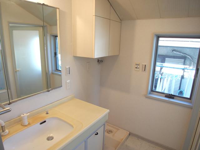 Wash basin, toilet