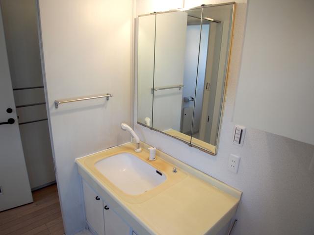 Wash basin, toilet