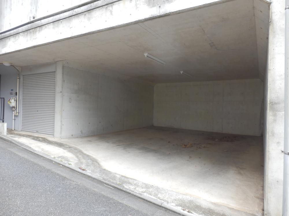 Parking lot. Depending on the type of vehicle, 3 cars can park.