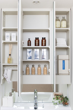 Bathing-wash room.  [Three-sided mirror & Kagamiura storage] Storage space on the back of the mirror cosmetics and toiletries such. Such as the finish of the counter, It is beautiful and easy-to-use design.