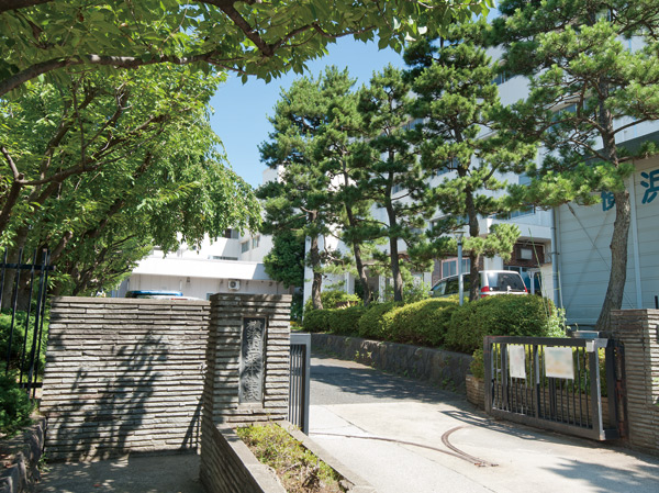 Surrounding environment. City Sakamoto Elementary School (about 550m / 7-minute walk)