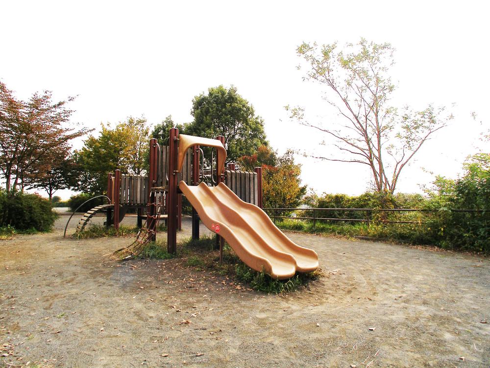 park. Hosen is arriving in healing of the park at 1-chome 240m 3-minute walk up to the second park. There is also a playground equipment, There is also a Square, Because the nice park pleasant hill, It is recommended for a walk with the children! 
