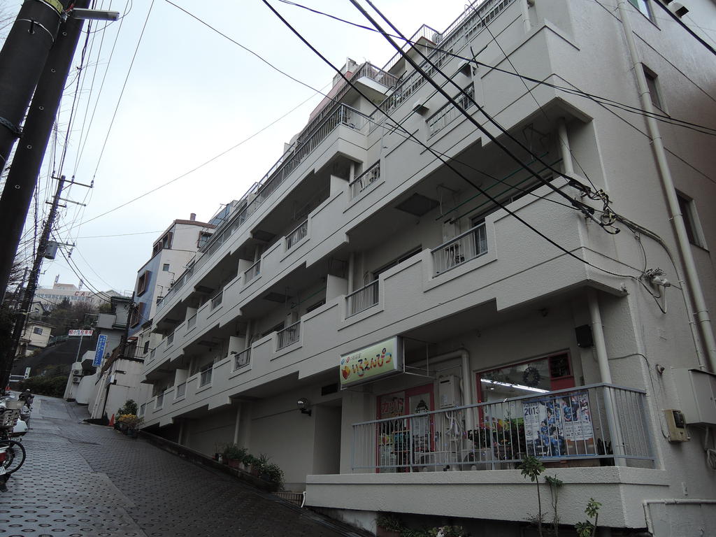 Building appearance. It is a concrete appearance! 