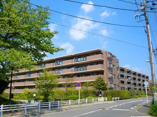 Local appearance photo. Appearance Photo 1 is a low-rise large-scale apartment of all 7 buildings.