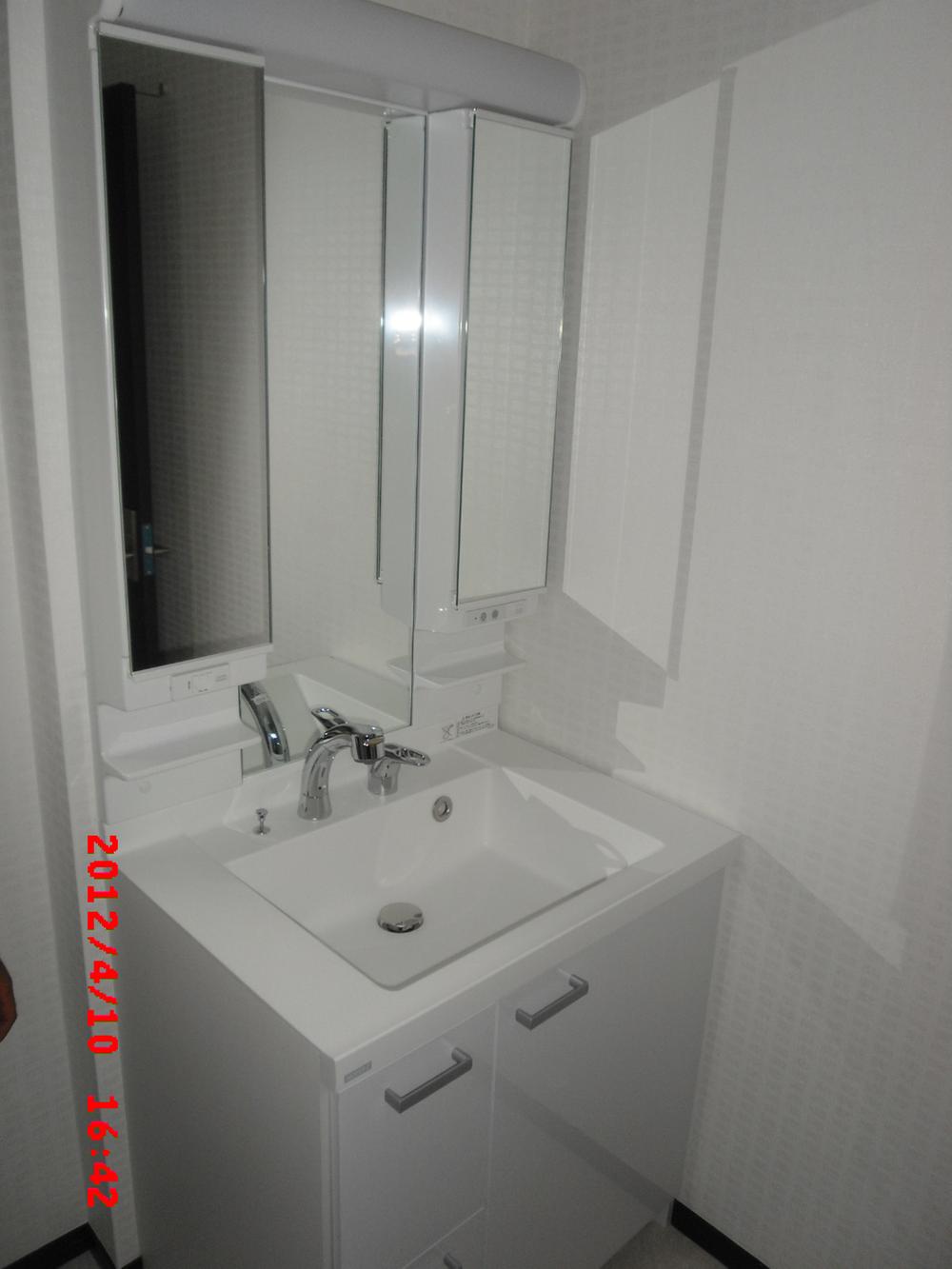 Wash basin, toilet. Indoor (09 May 2013) Shooting