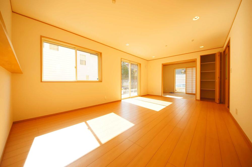 Living. Indoor (11 May 2013) Shooting, Windows are many bright LDK.