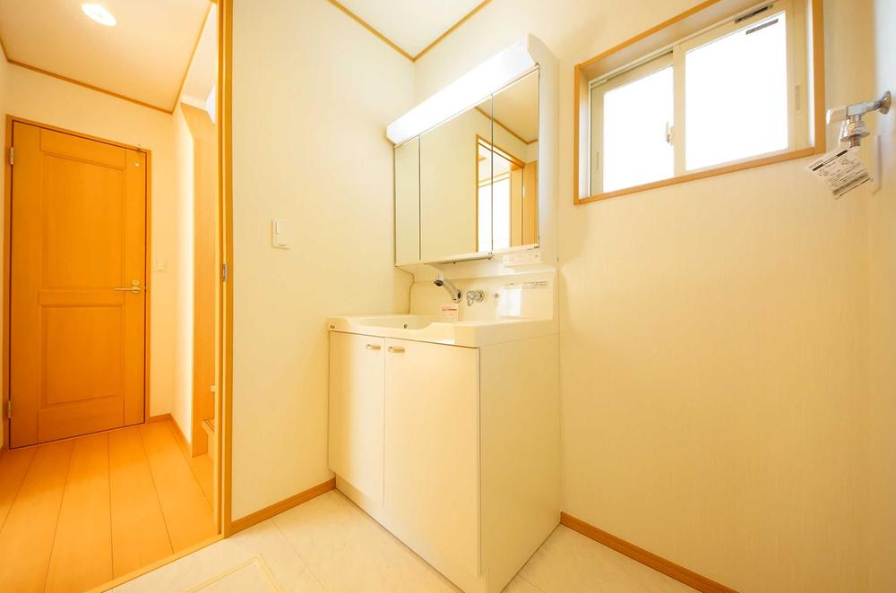 Wash basin, toilet. Indoor (11 May 2013) Shooting, Single lever is vanity shower faucet.