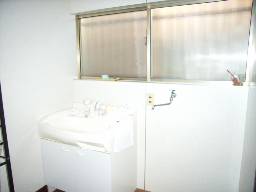 Wash basin, toilet