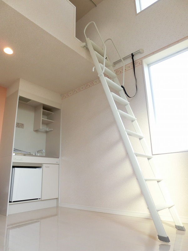 Living and room. Rooms are airy with high ceilings