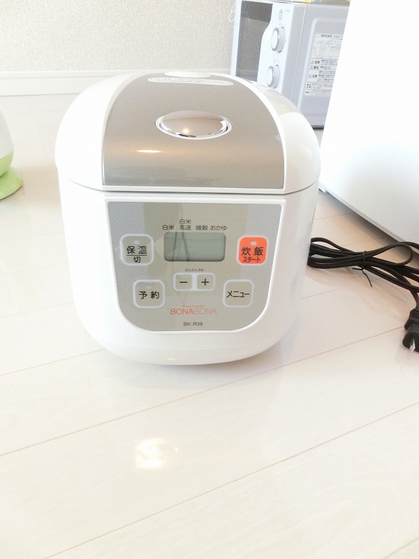 Other Equipment. Also it comes with in addition to the kettle and vacuum cleaners of the rice cooker