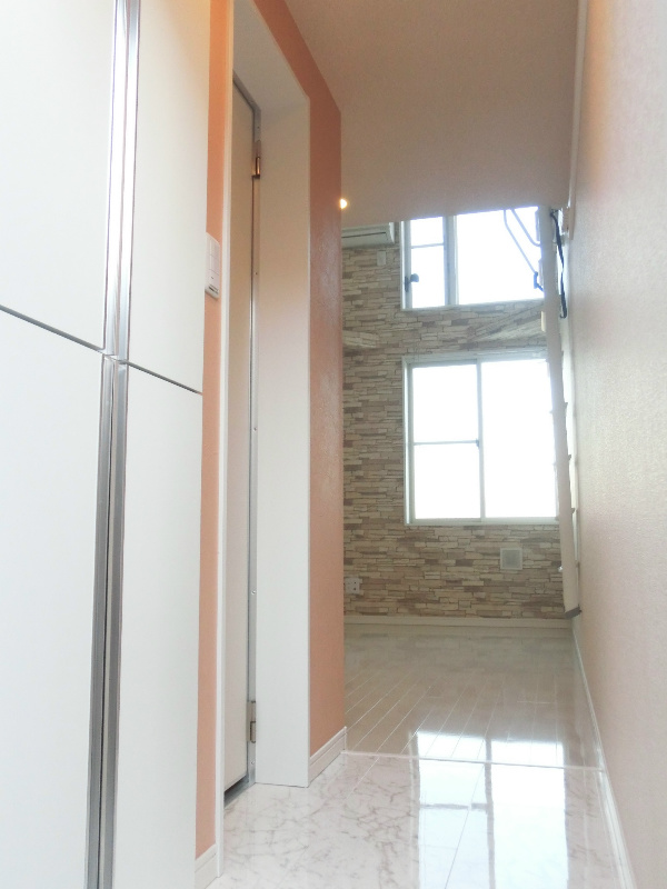 Entrance. Room viewed from the entrance