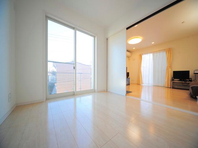 Non-living room. It is your in a room very clean