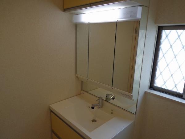 Wash basin, toilet