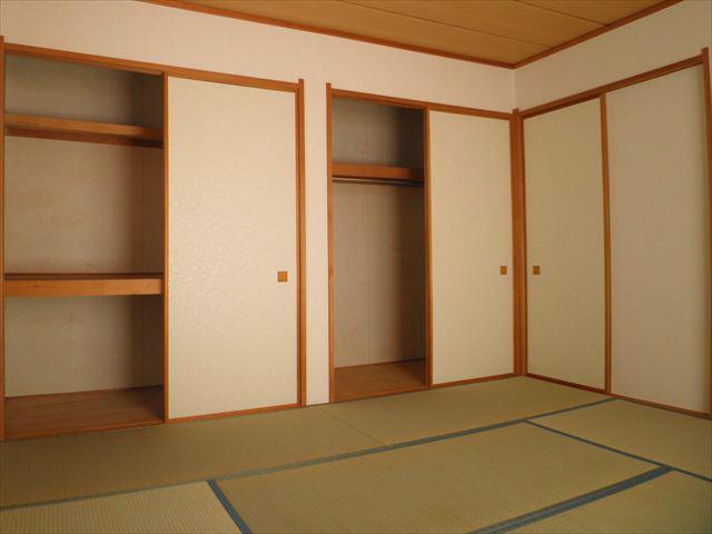 Non-living room. Japanese-style room 8 quires 1F storage space with plenty! 