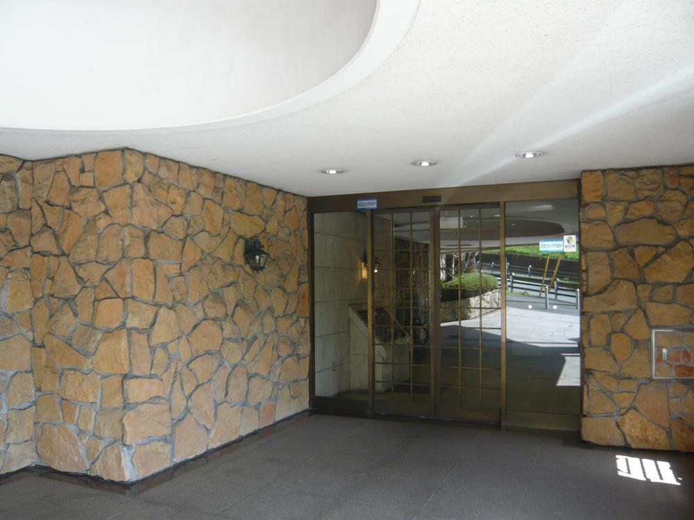 Entrance. Common areas