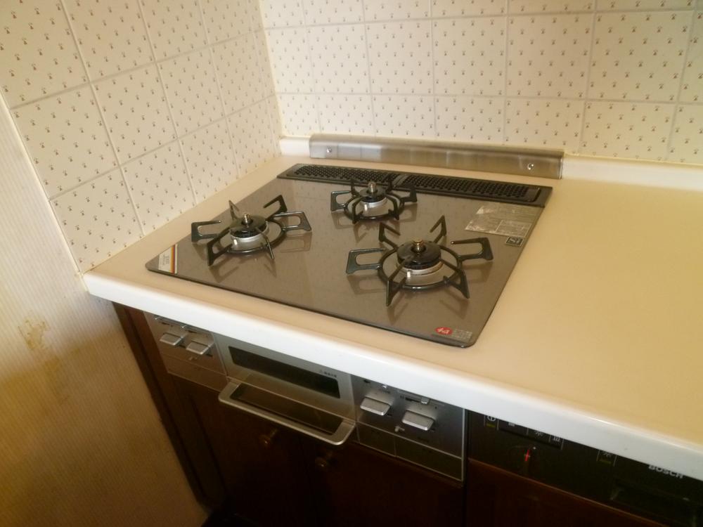 Kitchen. Two short beeps and a stove