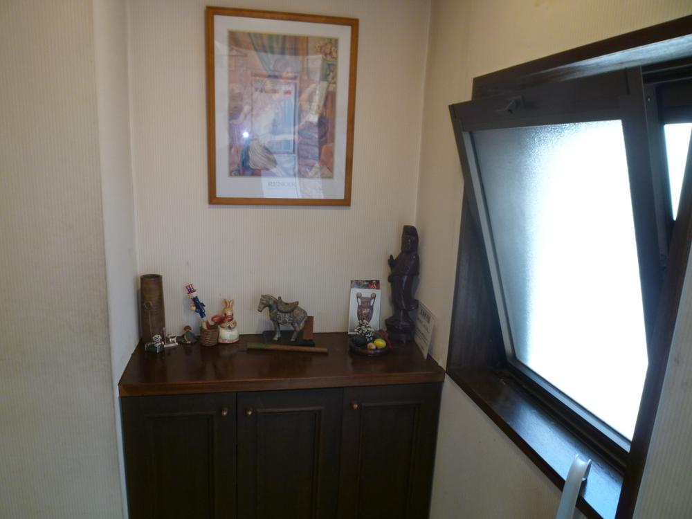 Entrance. There ventilation window in the front door