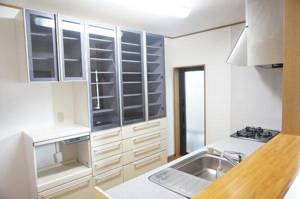 Kitchen. Kitchen with cupboards. Your back door is also convenient They discuss. 