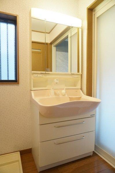 Wash basin, toilet. 1st floor Convenient three-sided mirror type