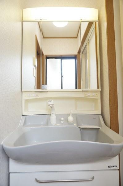 Wash basin, toilet. Wash basin also on the second floor Convenient three-sided mirror type