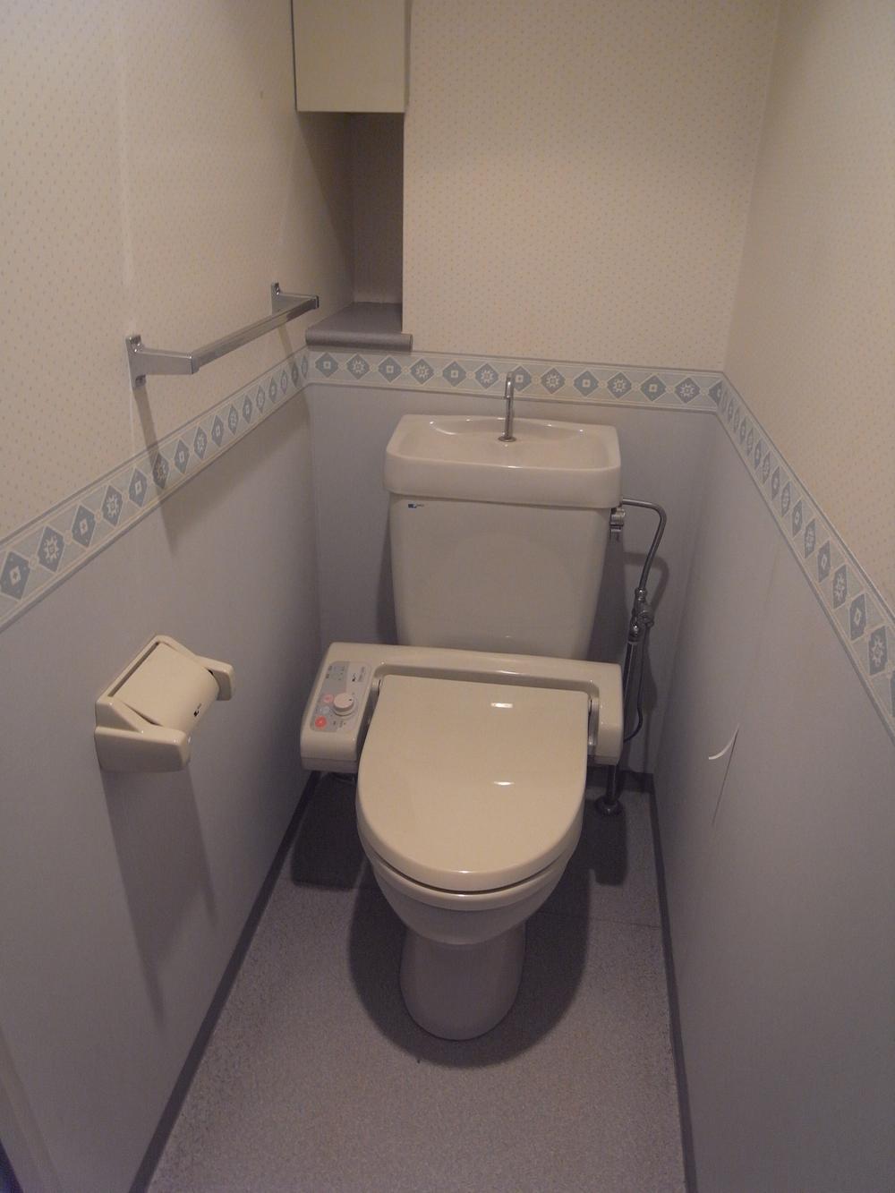 Toilet. Indoor (11 May 2013) Shooting