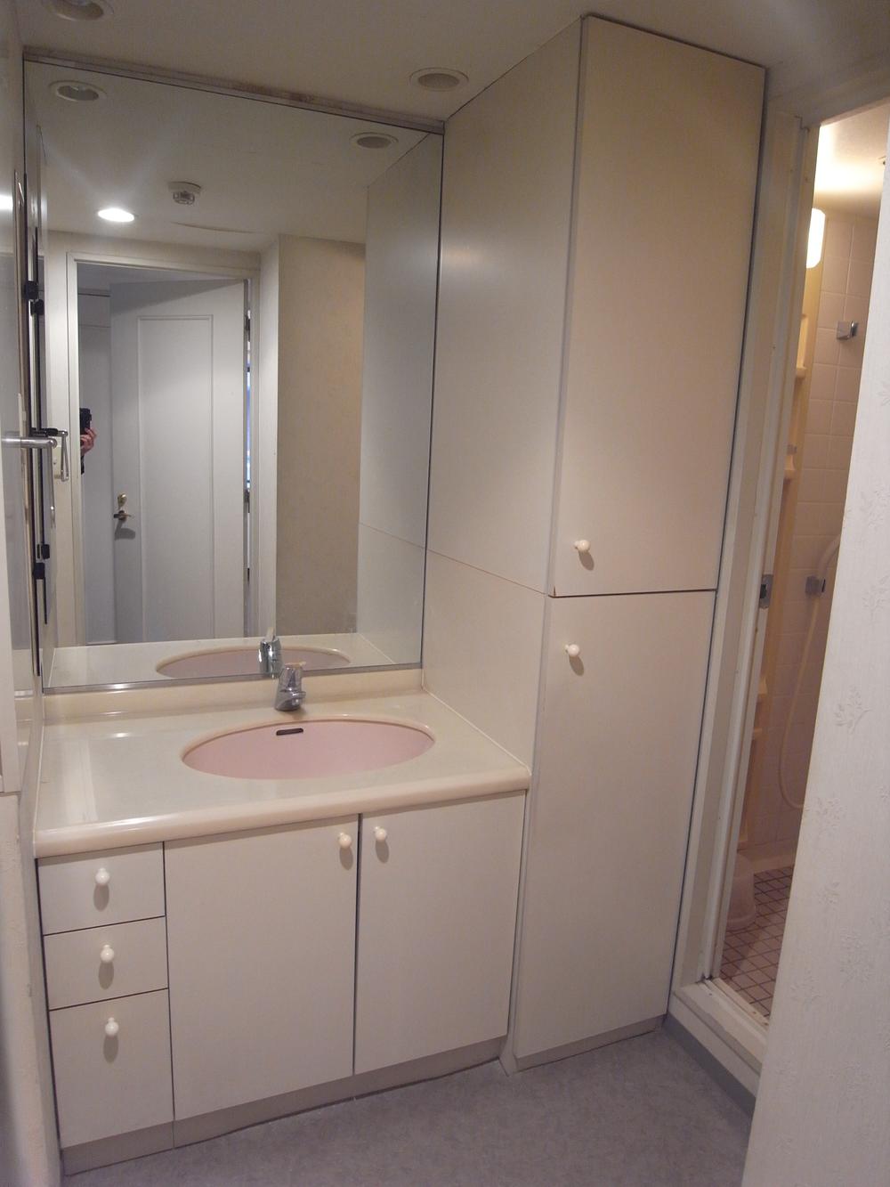 Wash basin, toilet. Indoor (11 May 2013) Shooting