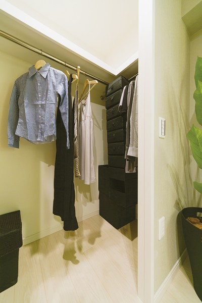 "Walk-in closet" of large capacity provided in the main bedroom (Western-style 1)