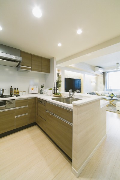 Easy-to-use L-shaped kitchen. Highly functional facilities are also provided