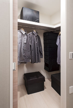 Receipt.  [Walk-in closet that spacious use] Set up a neat widely used walk-in closet of the room with a high storage capacity to all dwelling unit. Even without installing the extra furniture, Casual wear will be, of course also in the storage space of the season clothing.