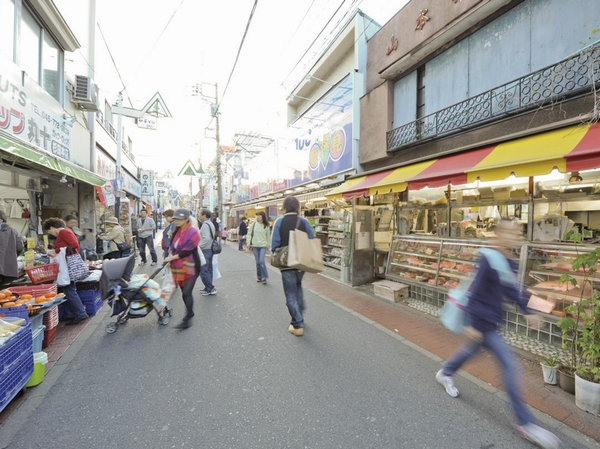 Eaves is a variety of shops, Shopping street that is vibrant every day "Plum load Sugita shopping street" (about than local 760m / A 10-minute walk)