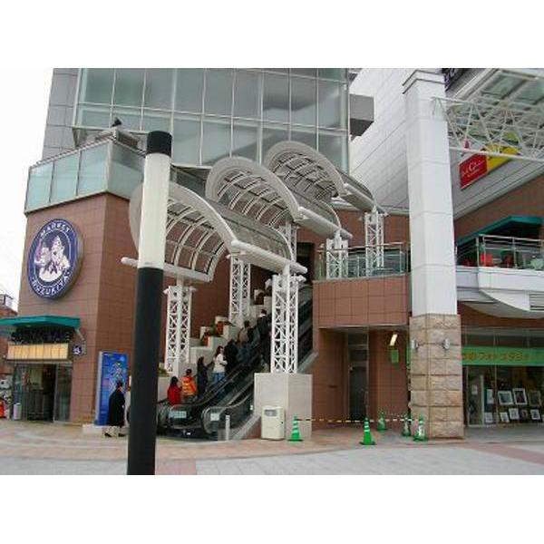 Shopping centre. Konandai Takashimaya until 4323m La Vista Shinsugita