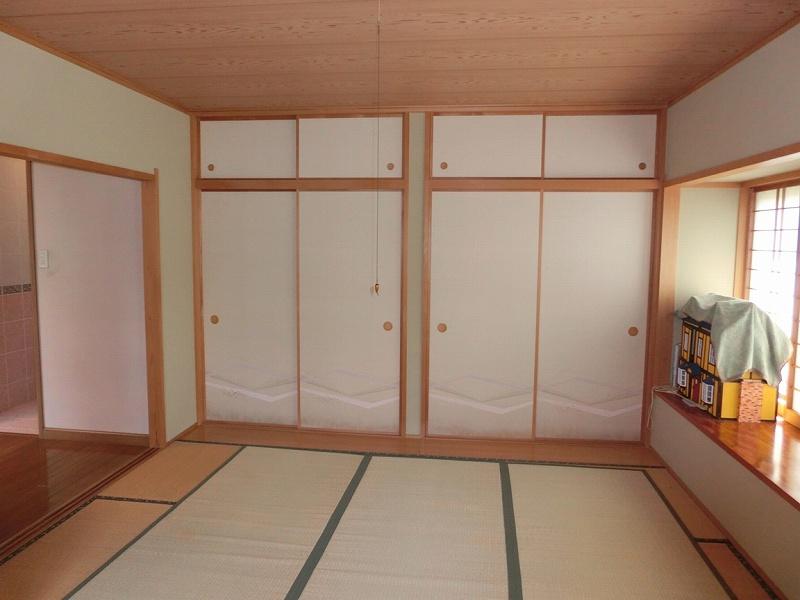 Non-living room. First floor Japanese-style room offers about 12 tatami mats. 