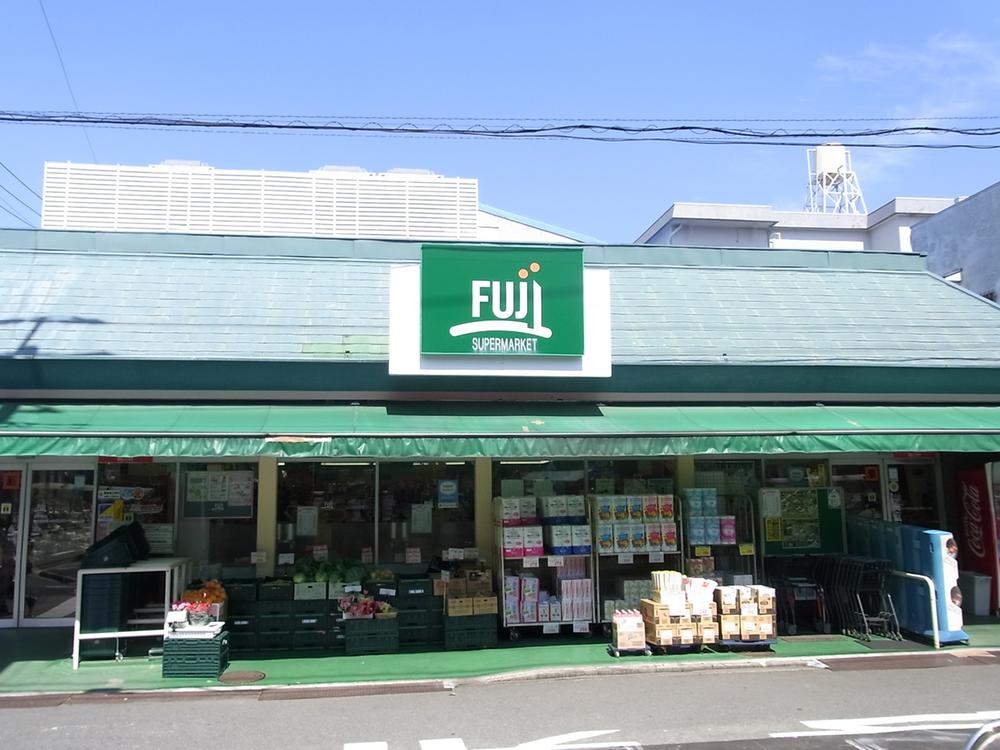Supermarket. Fuji is the 1289m super to Negishi Hashiten