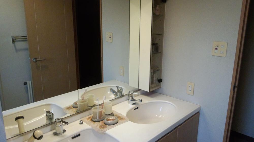 Wash basin, toilet. Local (February 2013) Shooting