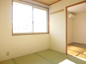 Living and room. Sunny Japanese-style room on the south-facing