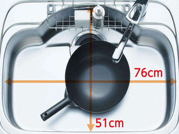 Kitchen.  [Quiet wide sink] The material to reduce the vibrations is mounted on the back side of the sink, Water was small I sound. Furthermore, It is spacious size of the depth up to 51cm of about washable a big pot.