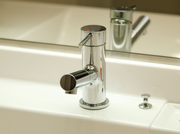 Bathing-wash room.  [Single lever pull-out mixing faucet] Since the pull out the spout, This is useful in cleaning. Also, Water bowl, such as vases is smooth.