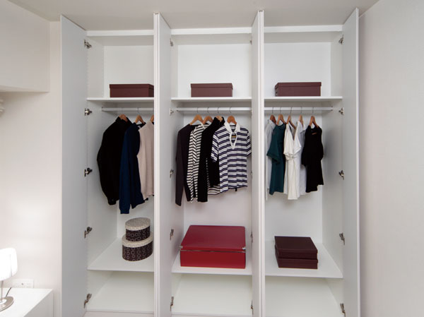 Interior.  [closet] So that it can be used to enable the room, Of organizing easy to store force has adopted a closet.