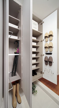 Interior.  [Shoes closet] Set up a footwear input of tall types such as shoes and umbrella can be abundantly accommodated in the front door. Slippers hung on the inside of the door, Also fits stroller and remove the shelves.