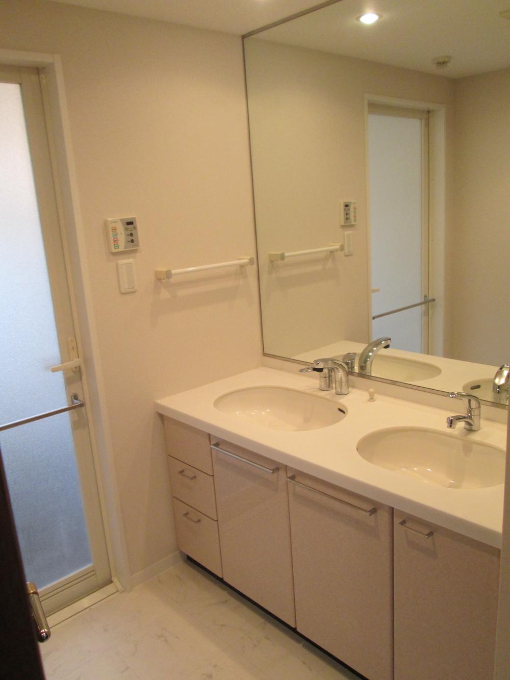 Wash basin, toilet. Indoor (10 May 2013) Shooting