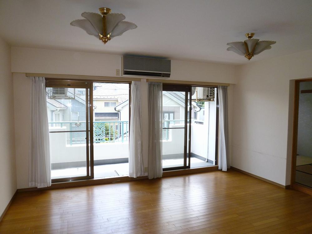 Living. Facing south, Day good